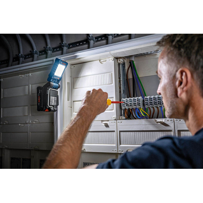 Artikelbild 3 für BOSCH Professional GLI 18V-800 LED Akku-Baustrahler blau, Artikelnummer 485823