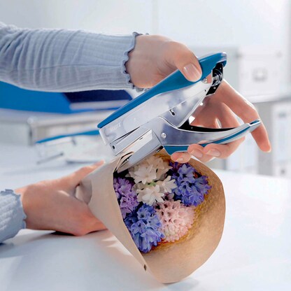 Artikelbild 2 für LEITZ Heftzange 5548 blau-metallic, 1 St., Artikelnummer 575621