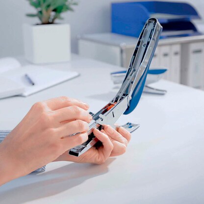 Artikelbild 3 für LEITZ Heftzange 5548 blau-metallic, 1 St., Artikelnummer 575621