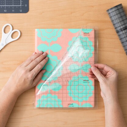 Artikelbild 5 für cricut™ Transferklebeband ohne Trägerfolie für Vinylfolien 33,0 cm x 4,5 m, 1 Rolle, Artikelnummer 958573